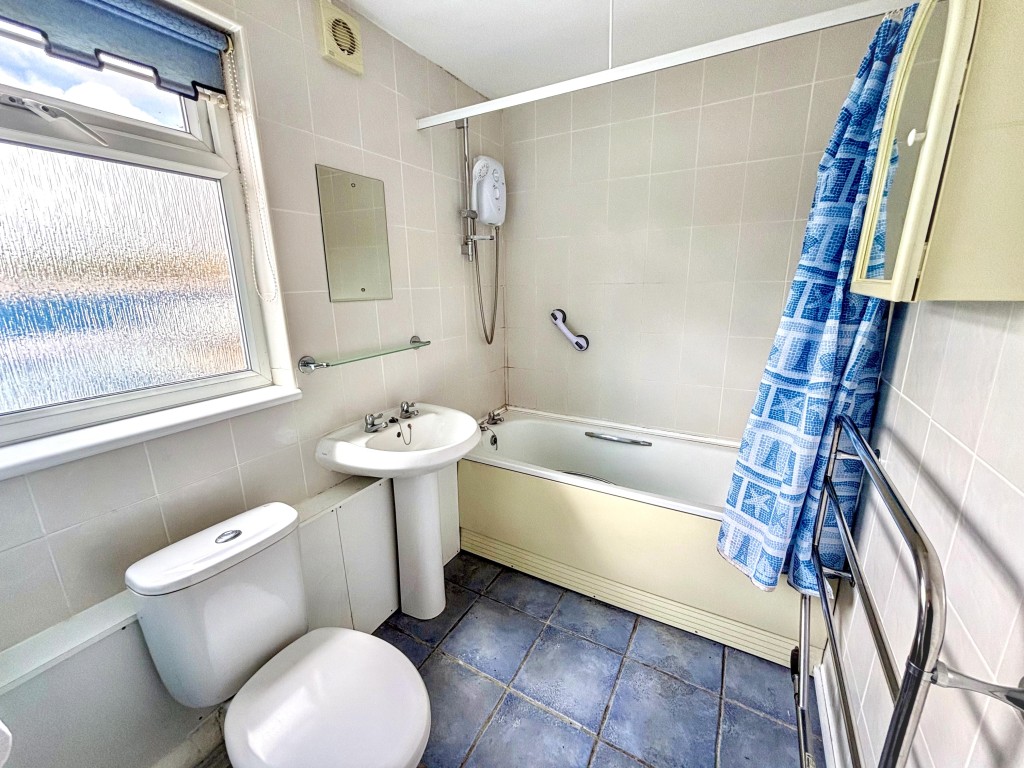 Lot: 120 - TWO-BEDROOM GROUND FLOOR FLAT WITH GARAGE CLOSE TO THE SEAFRONT - Bathroom